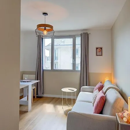 Le Terminus - Face A La Gare De