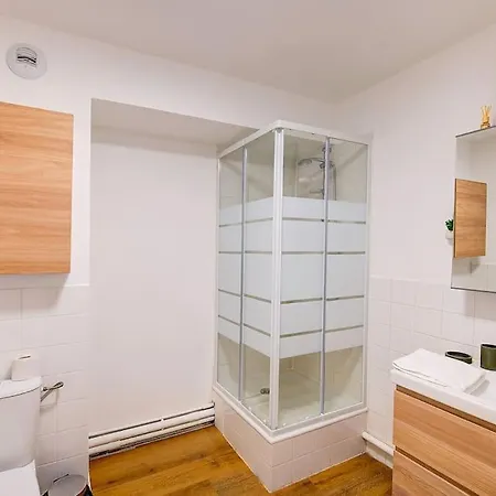 Le Terminus - Face A La Gare De *