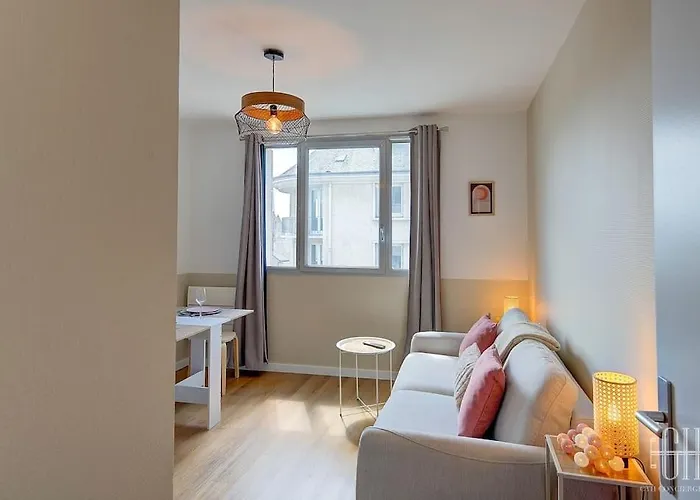 Le Terminus - Face A La Gare De