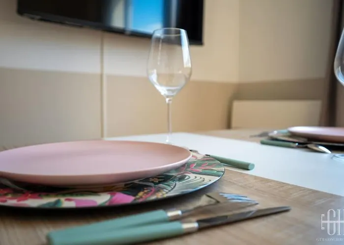 Le Terminus - Face A La Gare De